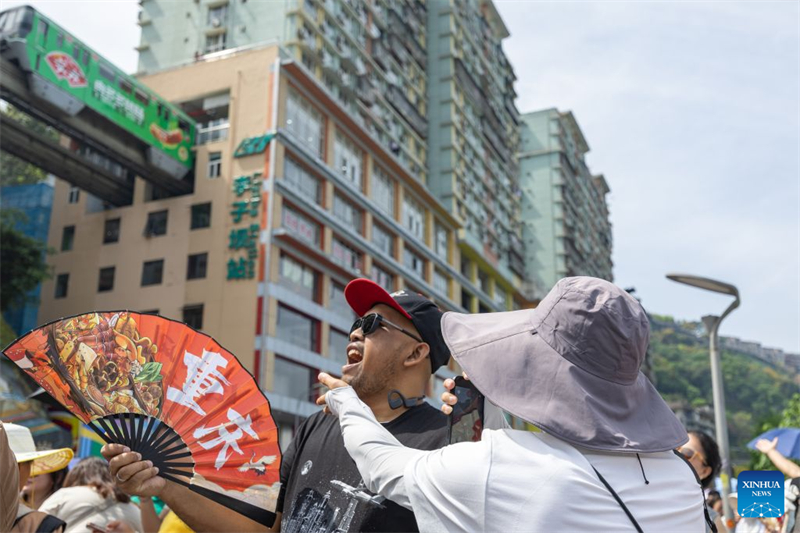 Avec l'augmentation du trafic transfrontalier de passagers, les touristes étrangers affluent vers Chongqing
