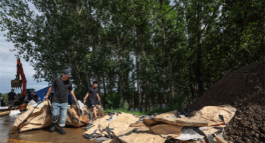 Liaoning : les secouristes transportent des fournitures pour renforcer les digues contre les risques d'inondation à Shenyang