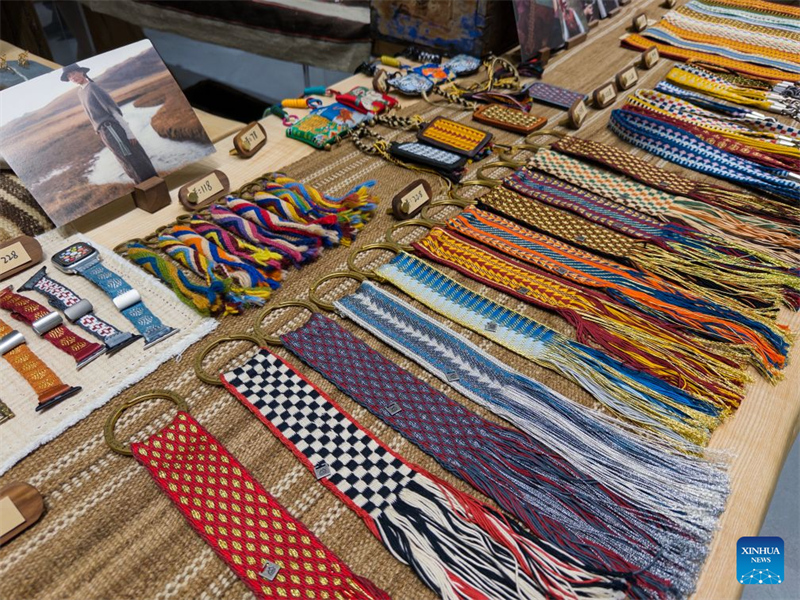 Photo prise le 11 avril 2026 montrant des textiles présentant des éléments culturels tibétains dans une boutique Jiaru, une marque de style de vie basée à Chengdu, capitale de la province du Sichuan (sud-ouest de la Chine). (Tang Wenhao/Xinhua)