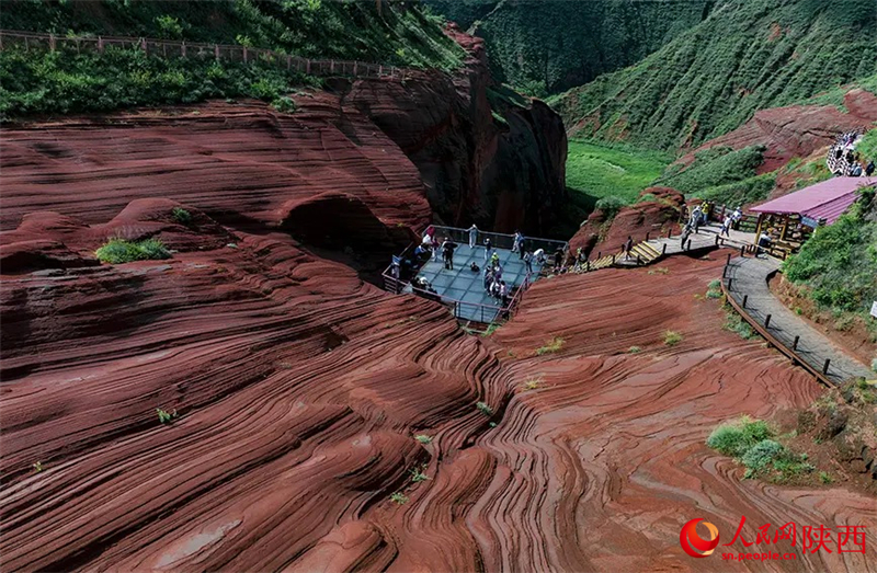 Shaanxi : les teintes pourpres des Danxia de Yulin sous la pluie brumeuse, aussi belles qu'un tableau
