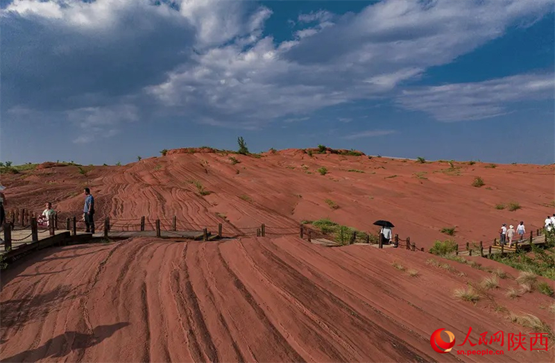 Shaanxi : les teintes pourpres des Danxia de Yulin sous la pluie brumeuse, aussi belles qu'un tableau