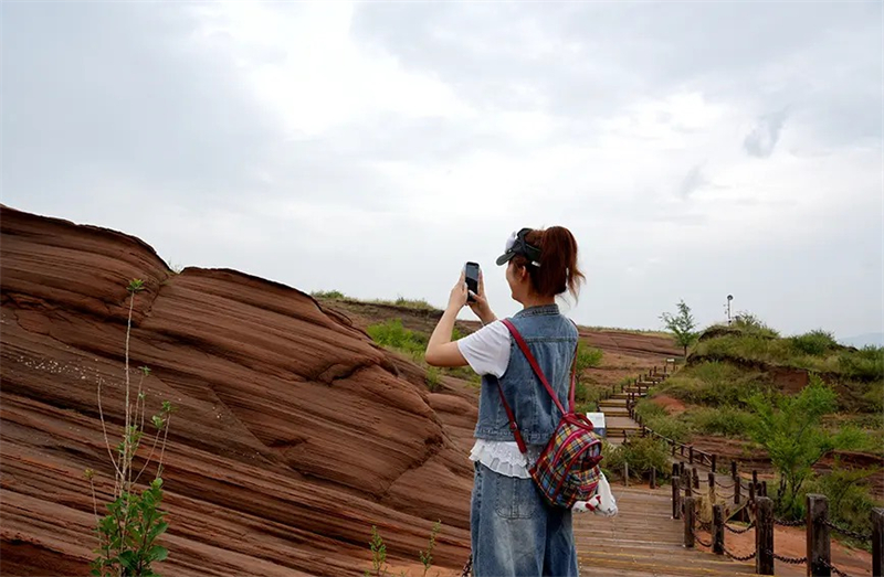 Shaanxi : les teintes pourpres des Danxia de Yulin sous la pluie brumeuse, aussi belles qu'un tableau