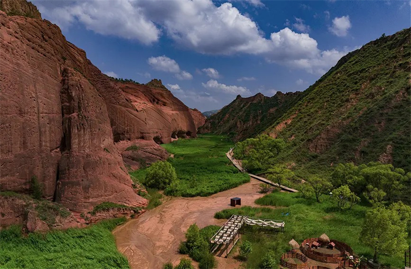 Shaanxi : les teintes pourpres des Danxia de Yulin sous la pluie brumeuse, aussi belles qu'un tableau