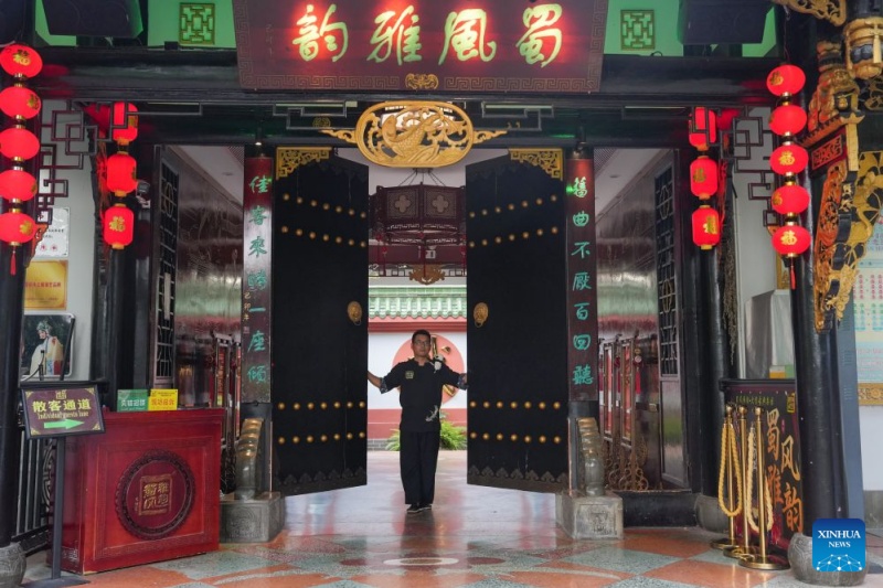 Sichuan : histoire en photo de l'accueil multilingue du préposé aux billets à Chengdu
