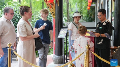 Sichuan : histoire en photo de l'accueil multilingue du préposé aux billets à Chengdu