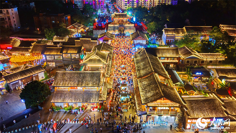 Jiangxi : les visites nocturnes des quartiers culturels historiques de Ganzhou stimulent l'économie nocturne