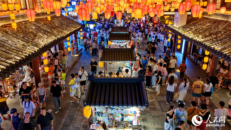 Jiangxi : les visites nocturnes des quartiers culturels historiques de Ganzhou stimulent l'économie nocturne