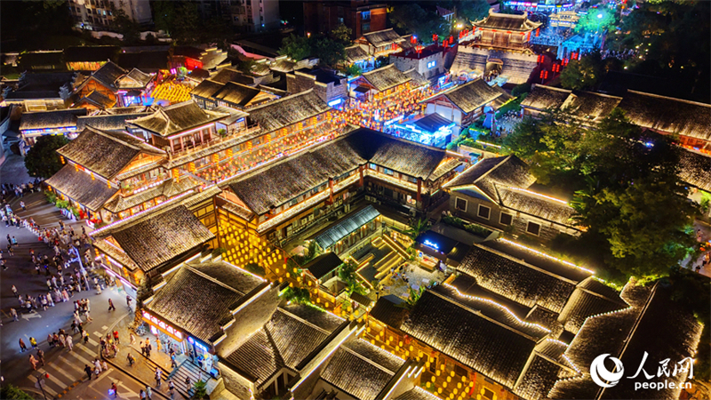 Jiangxi : les visites nocturnes des quartiers culturels historiques de Ganzhou stimulent l'économie nocturne
