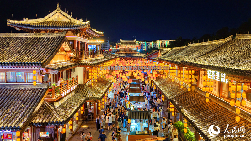 Jiangxi : les visites nocturnes des quartiers culturels historiques de Ganzhou stimulent l'économie nocturne