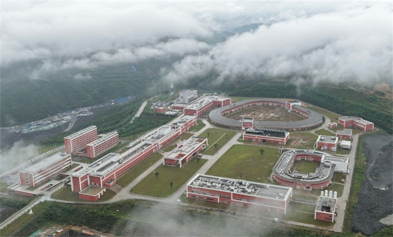 Guangdong : la Chine dévoile un accélérateur d'ions lourds majeur pour percer les secrets de l'univers à Huizhou