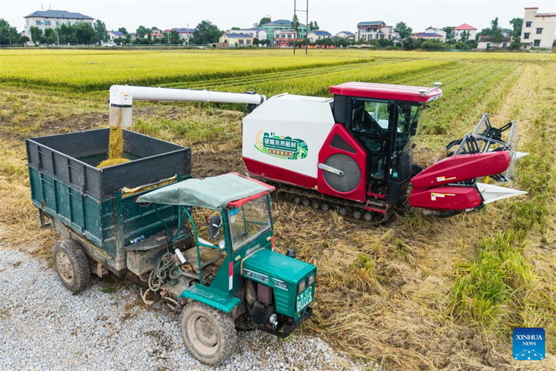Hunan : des agriculteurs déploient des machines et équipements agricoles dans le village de Xiangjiang