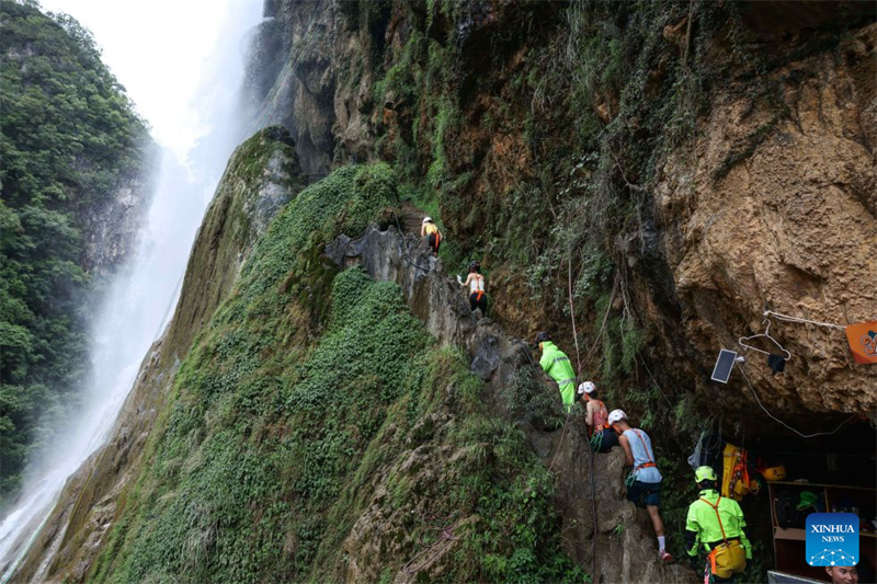 Guizhou : le rappel en cascade attire les touristes en quête de sensations fortes et de fraîcheur à Qiandongnan