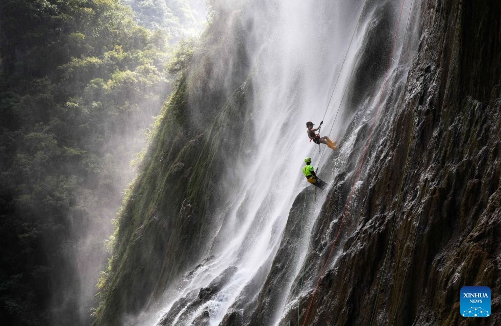 Guizhou : le rappel en cascade attire les touristes en quête de sensations fortes et de fraîcheur à Qiandongnan