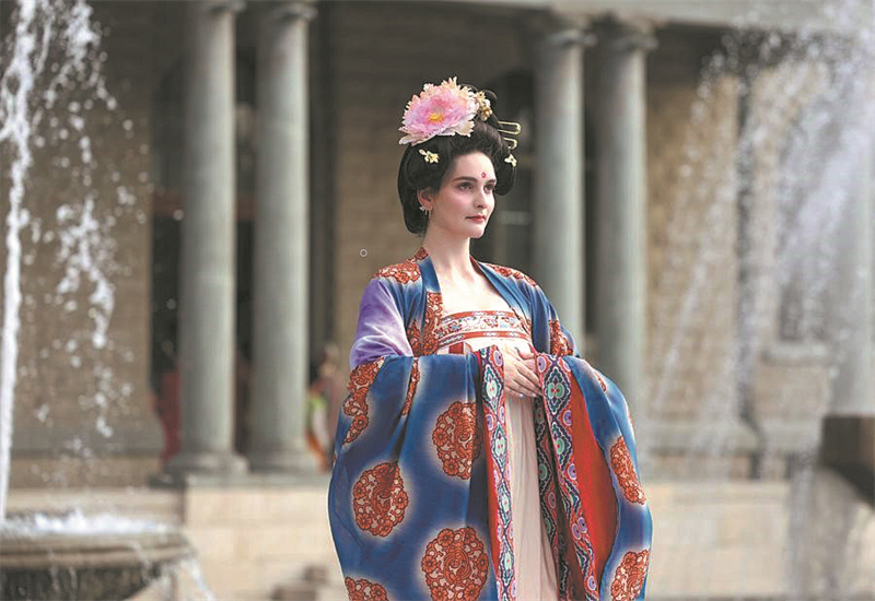 Une étudiante étrangère présente un costume traditionnel chinois lors d'un défilé de mode à l'Université des études étrangères de Tianjin (nord de la Chine), le 17 juin. (Photo/Xinhua)