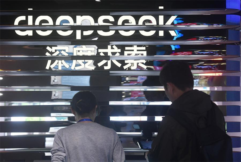 Des visiteurs découvrent le modèle d'IA DeepSeek lors d'un salon consacré aux technologies d'IA à Hangzhou, dans la province chinoise du Zhejiang (est), le 4 mai 2025. (Photo : Long Wei)