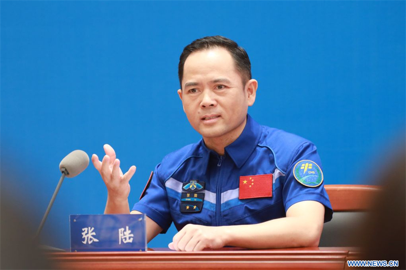 L'équipage de Shenzhou-21 fait sa première apparition publique après une mission spatiale record de 210 jours