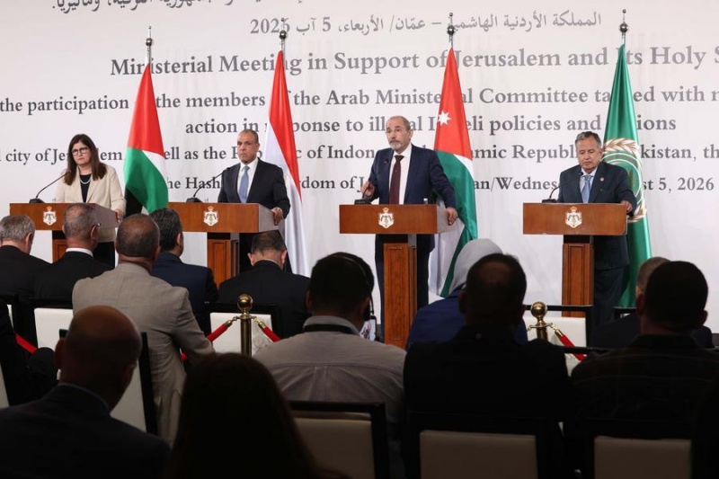 La ministre palestinienne des Affaires étrangères, Varsen Aghabekian Shahin (1ère à gauche), le ministre égyptien des Affaires étrangères, Badr Abdelatty (2e à gauche), le vice-Premier ministre et ministre jordanien des Affaires étrangères, Ayman Safadi (2e à droite), et le secrétaire général de la Ligue arabe, Nabil Fahmy (1er à droite), participent à une conférence de presse conjointe à Amman, en Jordanie, le 5 août 2026. Les ministres des Affaires étrangères et les représentants des pays arabes et islamiques se sont réunis mercredi à Amman et ont condamné conjointement les politiques et les mesures israéliennes à Jérusalem et concernant ses lieux saints. (Xinhua/Mohammad Abu Ghosh)