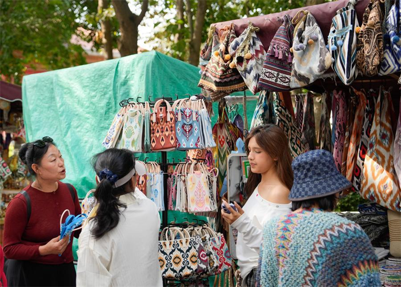 Des touristes achètent des souvenirs dans le quartier de Liuxing, à Yining, dans la préfecture autonome kazakhe d'Ili de la région autonome ouïgoure du Xinjiang (nord-ouest de la Chine), le 8 septembre 2025. Le quartier de Liuxing doit son nom à ses ruelles disposées en hexagone, où cohabitent des personnes issues de diverses ethnies. (Zhang Haobo/Xinhua)