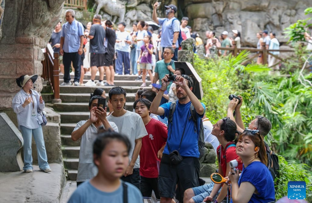 Chongqing : le nombre de touristes étrangers sur le site de Dazu augmente alors que les voyages en Chine gagnent en popularité dans le monde