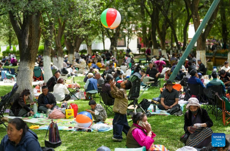 Des habitants profitent d'un moment de détente au parc Norbulingka, à Lhassa, dans la région autonome du Xizang (sud-ouest de la Chine), le 15 août 2026. (Xinhua/Jigme Dorje)