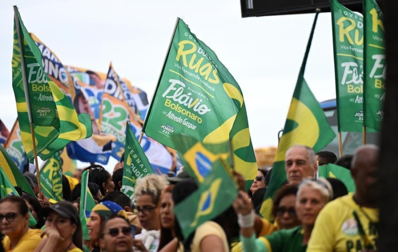 Photo prise le 16 août 2026 montrant des partisans du sénateur brésilien Flavio Bolsonaro lors de son premier meeting de campagne présidentielle à Rio de Janeiro, au Brésil. (Xinhua/Jin Haoyuan)