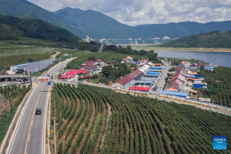 Jilin : une route nationale ouvre de nouvelles perspectives à une localité montagneuse de Sandaogou