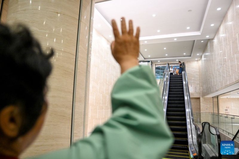 Un enseignant américain à la retraite entame une visite en Chine pour renouer une amitié née en classe et autour de la lutte contre la désertification