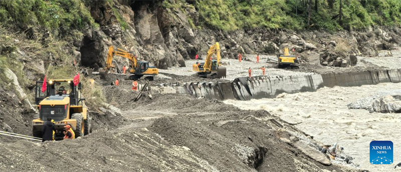 Des véhicules de secours dégagent une route menant au poste-frontière de Gyirong, dans la région autonome du Xizang (sud-ouest de la Chine), le 27 août 2026. (Photo/Xinhua)