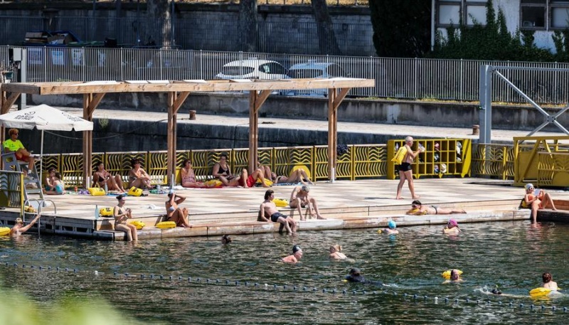 Des personnes se baignent dans la Seine lors d'une vague de chaleur à Paris, en France, le 14 août 2026. (Xinhua/Wu Huiwo)