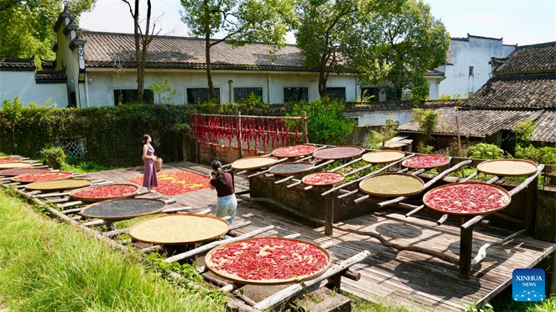 Jiangxi : le séchage des produits agricoles dans le district de Wuyuan attire les touristes