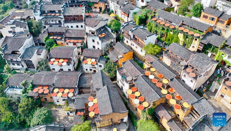 Jiangxi : le séchage des produits agricoles dans le district de Wuyuan attire les touristes