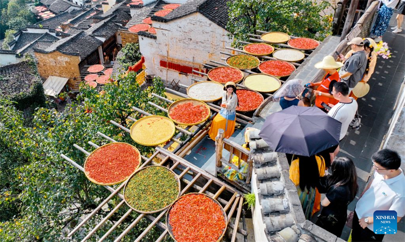 Jiangxi : le séchage des produits agricoles dans le district de Wuyuan attire les touristes