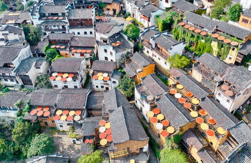 Jiangxi : le séchage des produits agricoles dans le district de Wuyuan attire les touristes