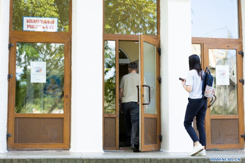 Des électeurs entrent dans un bureau de vote à Vladivostok, en Russie, le 18 septembre 2026.Les élections des députés de la neuvième législature de la Douma d'Etat, chambre basse du Parlement russe, ont débuté dans l'ensemble du pays. (Xinhua/Andrey Matveenko)