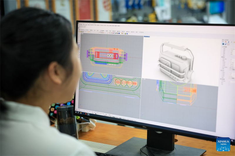 Guangdong : une jeune femme douée pour le design industriel transforme des idées créatives en nouvelles forces productives de qualité