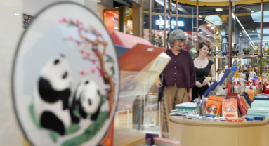 Le charme rétro des produits chinois anciens connaît un retour en grâce auprès des visiteurs étrangers