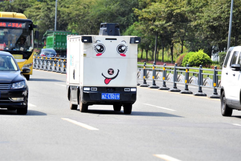 Un véhicule de livraison autonome circule dans une rue à Yichang, dans la province du Hubei (centre de la Chine). (Photo/Zhang Guorong)