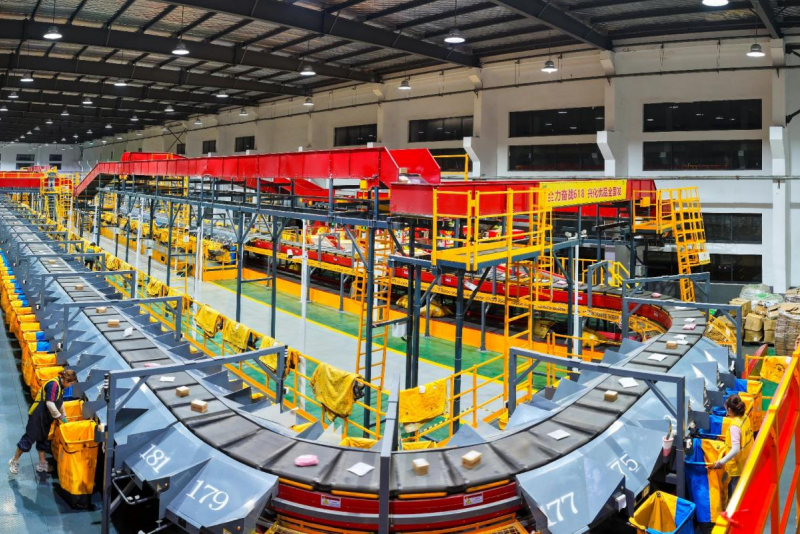 Des employés de Yunda Express trient des colis sur une ligne de tri express intelligente dans un entrepôt à Xinghua, dans la province du Jiangsu (est de la Chine). (Photo/Zhou Shegen)