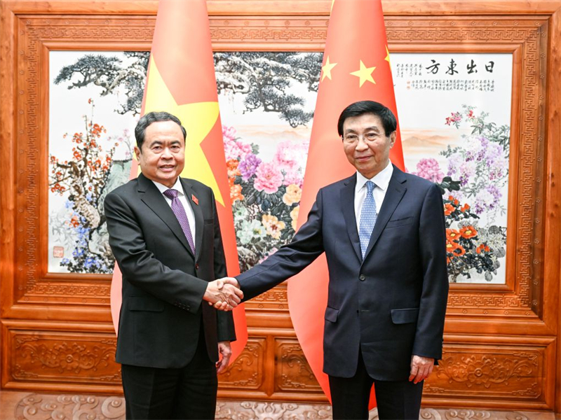 Le plus haut conseiller politique chinois rencontre le président de l'Assemblée nationale vietnamienne