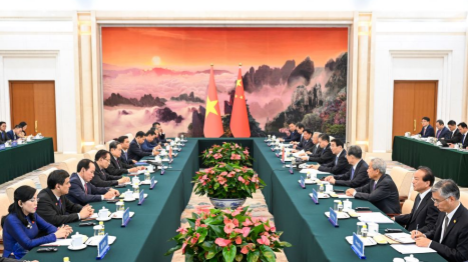 Le plus haut conseiller politique chinois rencontre le président de l'Assemblée nationale vietnamienne