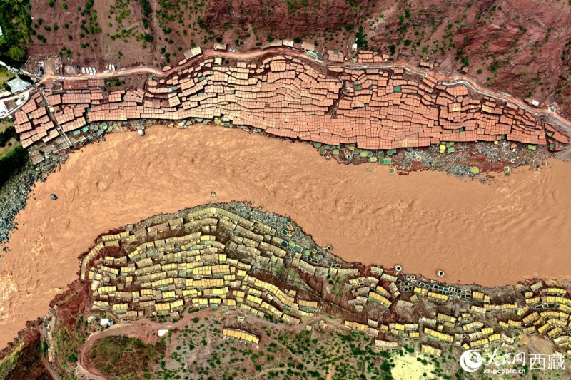 Photo d’anciens bassins de sel dans le comté de Mangkam, région autonome du Xizang (sud-ouest de la Chine). (Luo Yuxin/Le Quotidien du peuple en ligne)