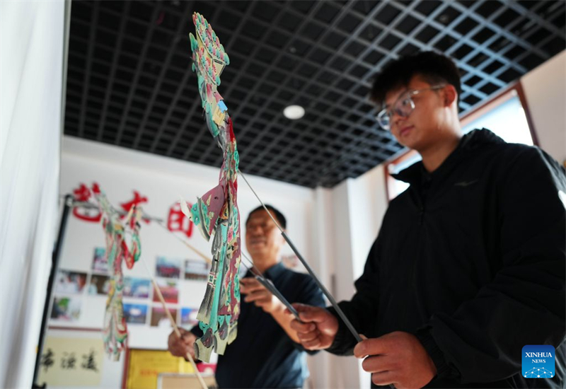 Liaoning : un maître de marionnettes insuffle une nouvelle vitalité au théâtre d'ombres traditionnel