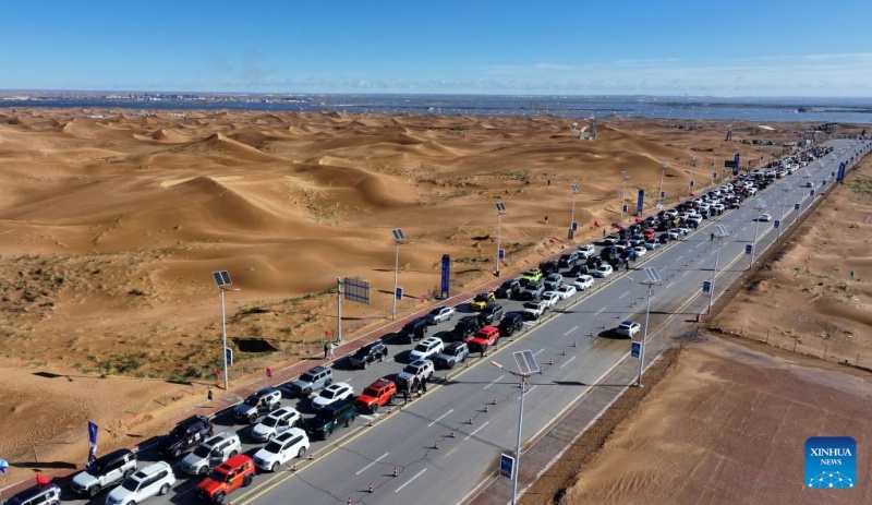 Vue aérienne prise par drone le 17 octobre 2026 montrant des véhicules rassemblés sur le site touristique de Shapotou, à Zhongwei, dans la région autonome Hui du Ningxia (nord-ouest de la Chine). (Wang Peng/Xinhua)