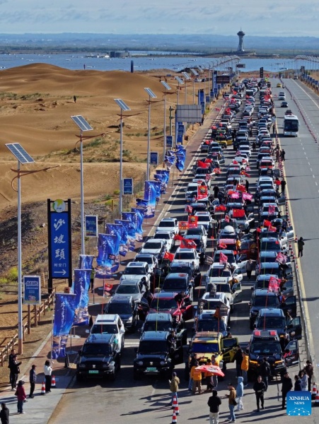 Ningxia : début d'un événement de conduite en milieu désertique à Zhongwei