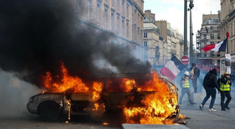 Photo prise le 17 octobre montrant un véhicule en feu lors d'une manifestation à Paris, en France. (Xinhua/Wu Huiwo)