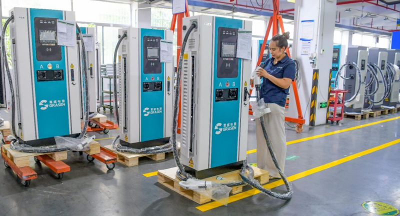 Des ouvriers inspectent des bornes de recharge pour véhicules électriques dans l'atelier de production d'une entreprise spécialisée dans les énergies nouvelles, à Luoyang, dans la province du Henan (centre de la Chine). (Photo/Zhang Yixi)