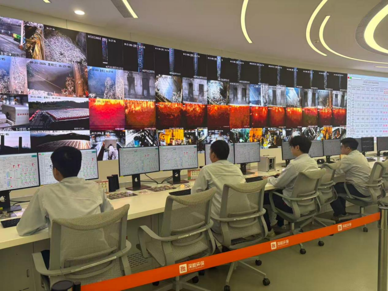 Salle de contrôle de l’usine de transformation de déchets en énergie du parc écologique énergétique de Longgang, à Shenzhen, dans la province du Guangdong (sud de la Chine). (RAKOTONIRINA ZO LALAINA/Le Quotidien du Peuple en ligne)