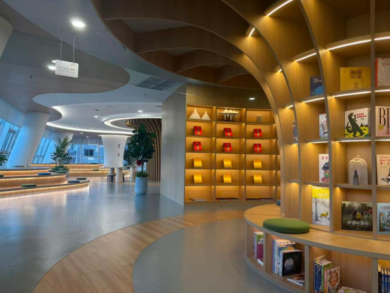 Bibliothèque ouverte au public de l’usine de transformation de déchets en énergie du parc écologique énergétique de Longgang, à Shenzhen, dans la province du Guangdong (sud de la Chine). (RAKOTONIRINA ZO LALAINA/Le Quotidien du Peuple en ligne)