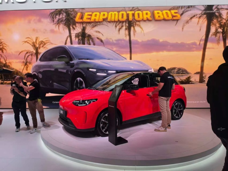 La Leapmotor B03, un modèle compact tout électrique, fait ses débuts à l’étranger au Mondial de l’Auto 2026, ciblant les jeunes consommateurs en Europe. (Shang Kaiyuan/Le Quotidien du peuple)