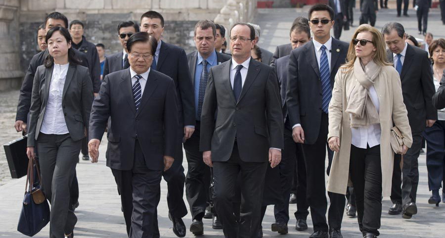 Le président français François Hollande visite le Musée du Palais Impérial